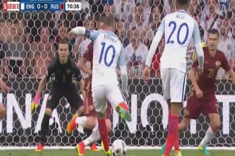 Rooney ra chân cực nhanh nhưng không thắng được thủ thành Akinfeev